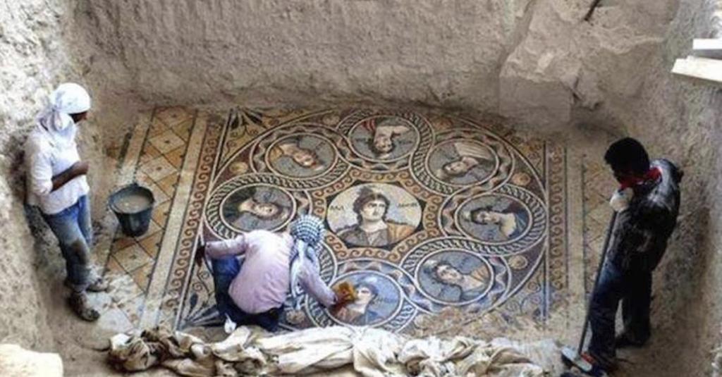 Археологи обнаружили древнейшие фрески в турецком городе