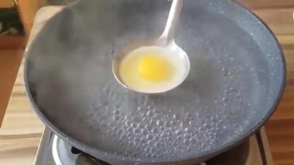 Узнала, как готовить яичницу без жарки на сковороде: японский лайфхак с половником