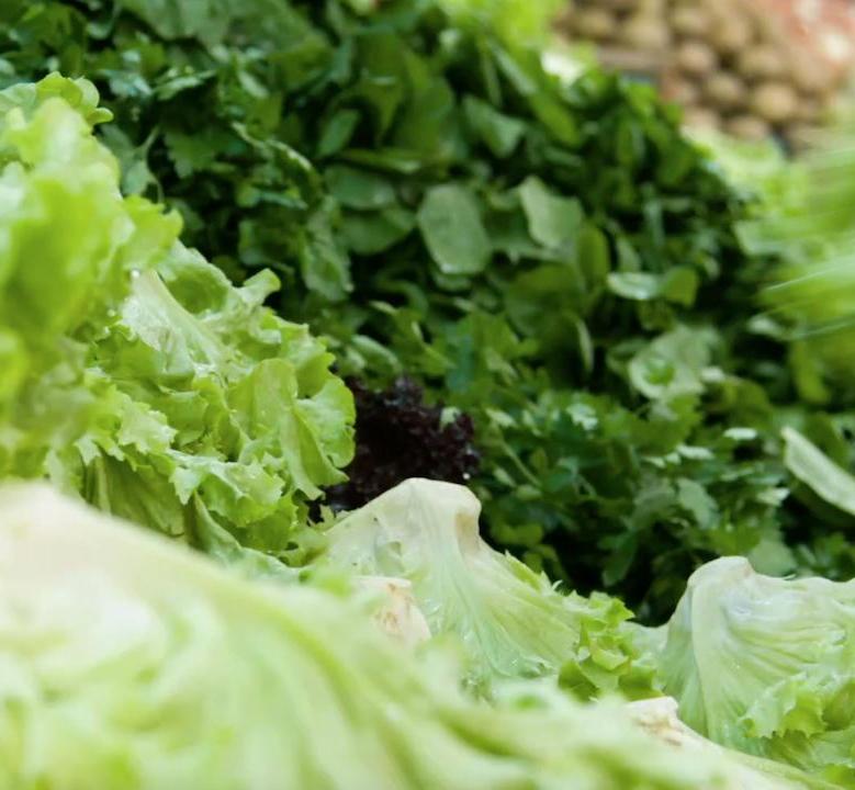 Магазинный салат и смузи: какие продукты мы ошибочно считаем полезными
