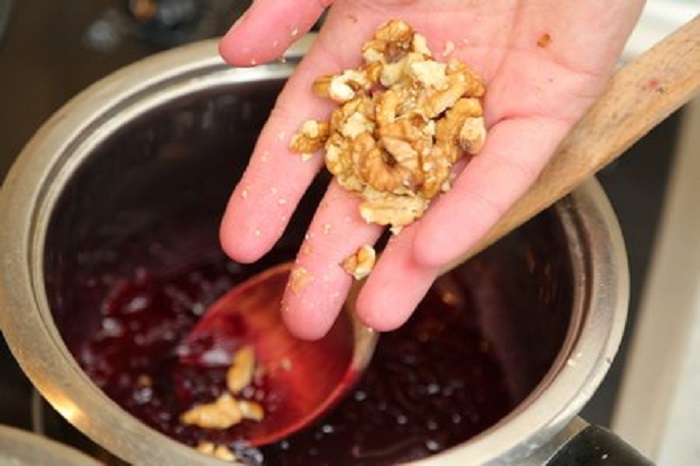 Рецепт для тех, кто хочет настоящих экспериментов: готовим варенье из свеклы с орехами и шоколадом