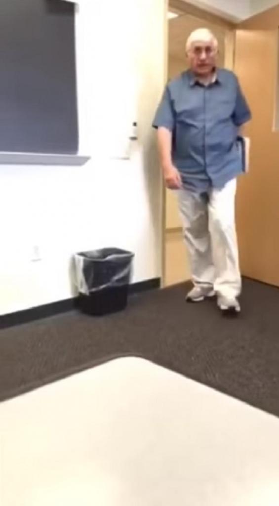 Студент ежедневно записывал вход профессора в кабинет, чтобы показать однообразие работы преподавателя (видео)
