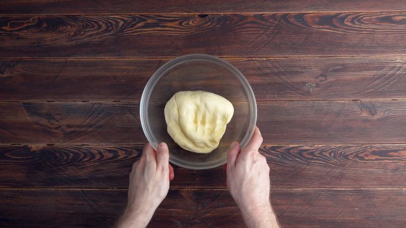 Натираю сосиски на терке и формирую из теста лепестки: рецепт простого пирога