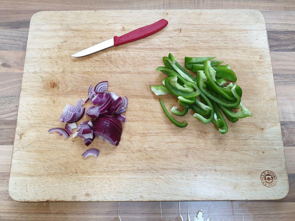 Цветная капуста может быть очень вкусной: я готовлю из нее стейки на сковороде с луком и перцем