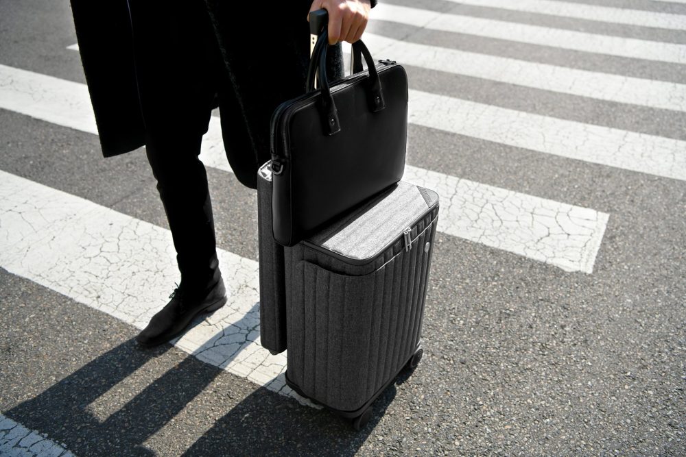 Компания представила уникальный чемодан, который сам вырабатывает электричество