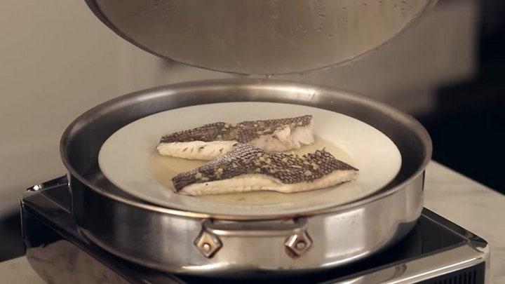 Готовим нежную паровую рыбу с тремя шариками фольги: кулинар поделился секретом приготовления без пароварки