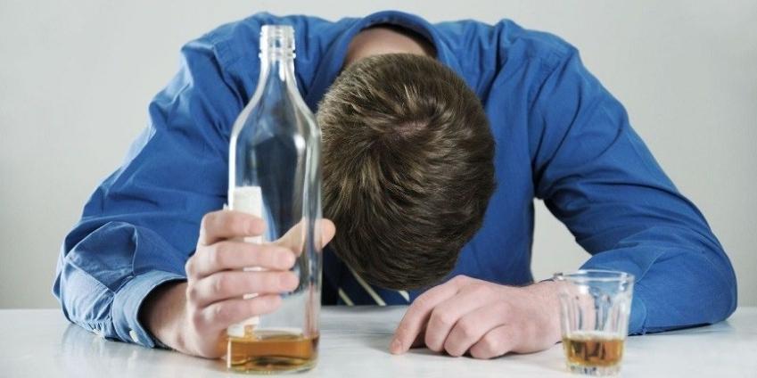 Знакомый врач назвал 4 причины, почему нельзя оставлять без присмотра спящего человека, который перебрал с алкоголем