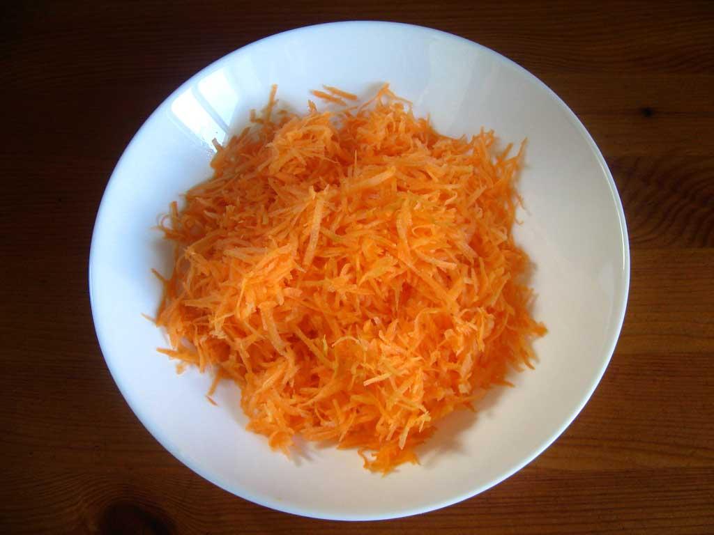 Морковь с чесноком и маслом рецепт. Салат из моркови. Салат из моркови с маслом растительным. Салат из тертой моркови. Салат из моркови для детей.