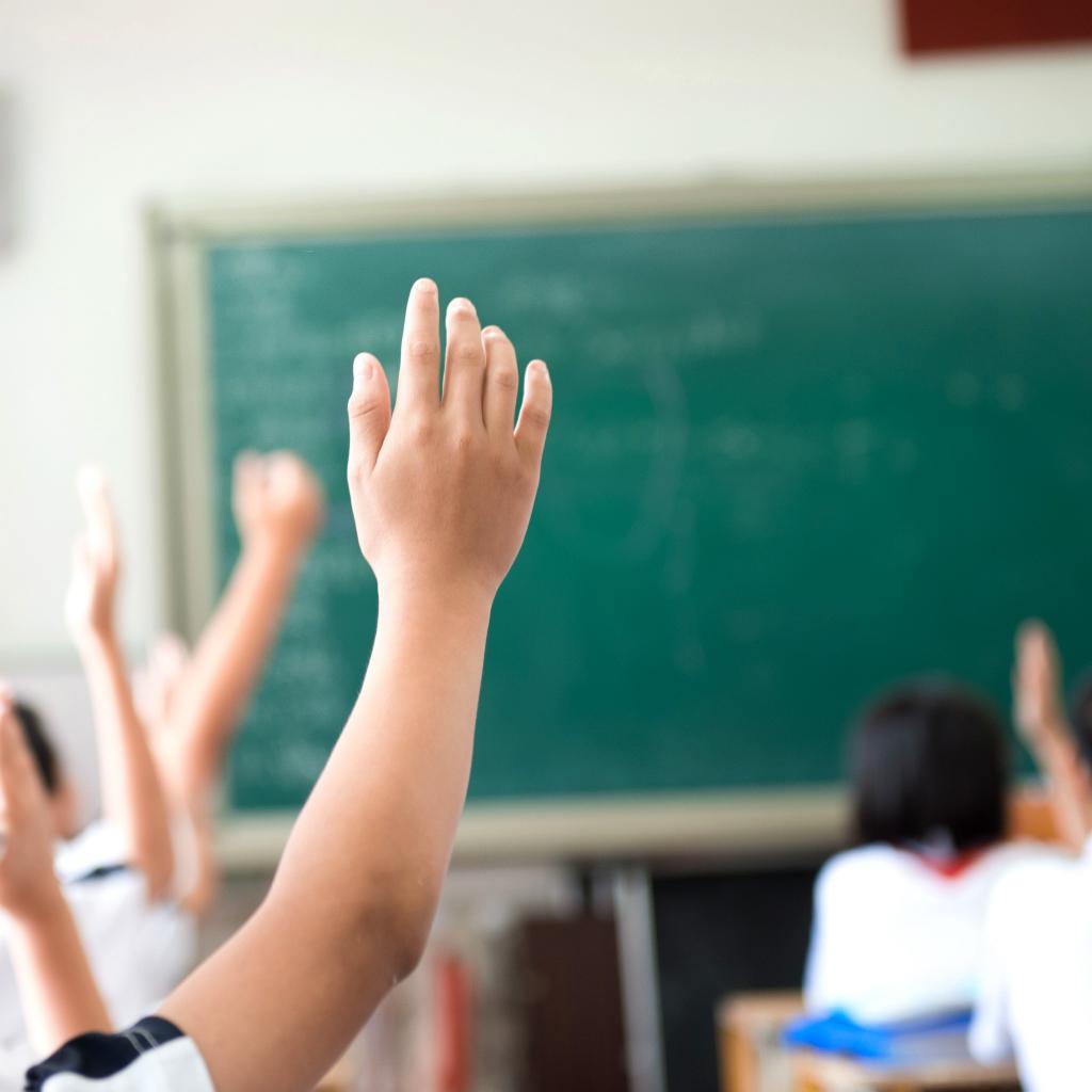 Запрет на дезодорант и стойка на руках: 10 странных школьных правил по всему миру