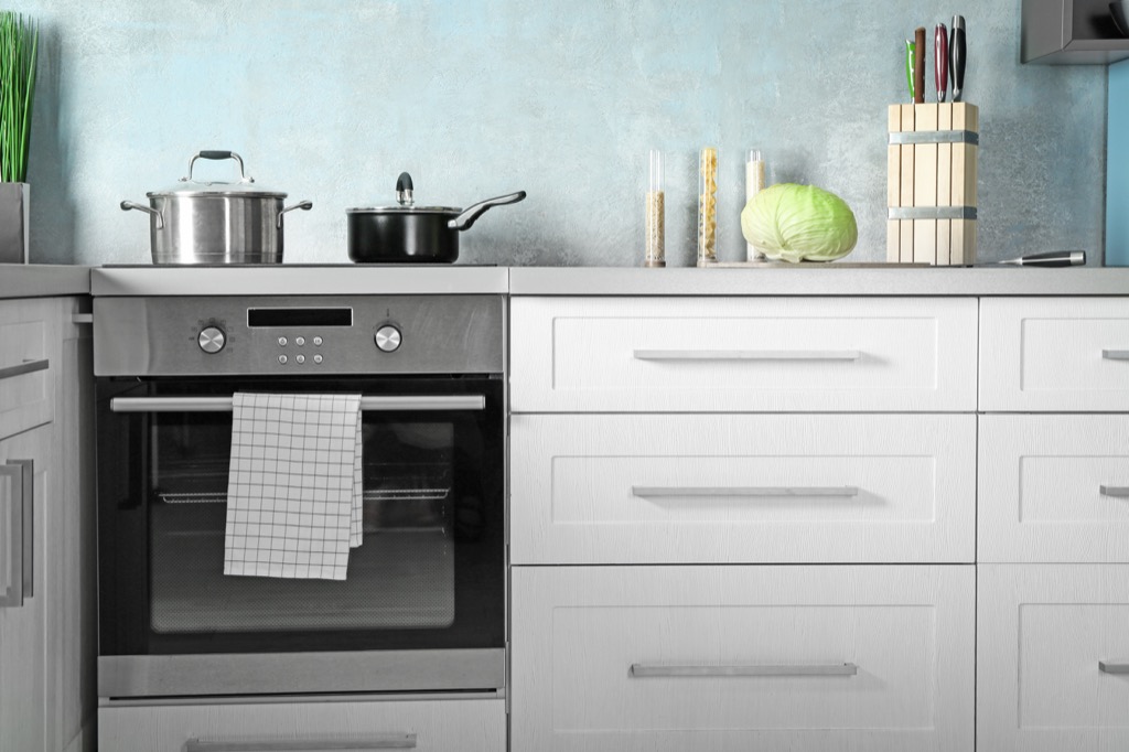 Нижний ящик плиты не для сковородок: этот и еще 9 примеров того, что вы, возможно, используете привычные вещи неправильно
