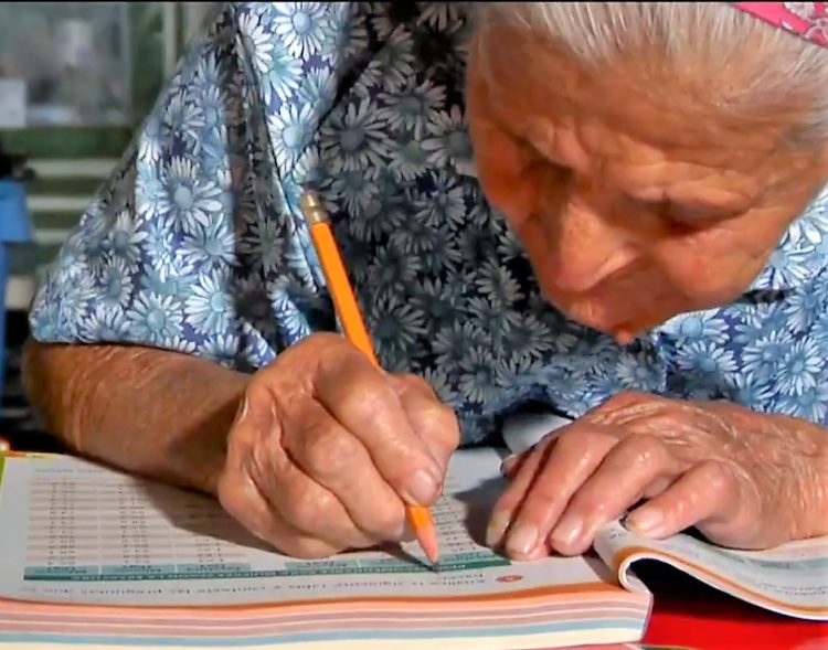 Мексиканка мечтала научиться читать книги и писать письма. Но окончить начальную школу она смогла только в 81 год