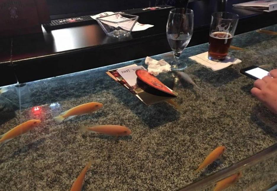 11 ресторанов, куда хочется прийти хотя бы ради оригинального интерьера: алкоголь пьют из детских бутылочек, а едят прямо на аквариуме с рыбами