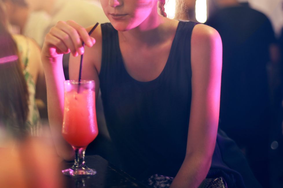 Бар в Дубае предлагает женщинам бесплатные напитки в зависимости от их веса. Чем больше весит женщина, тем больше коктейлей она получит