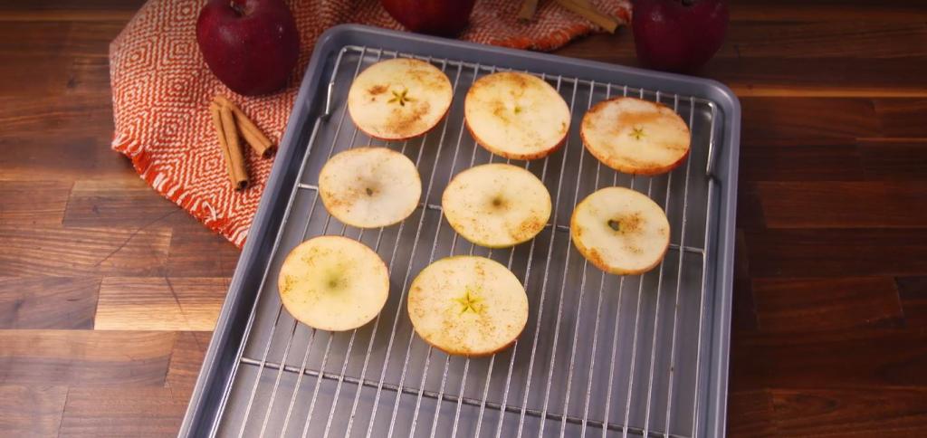 Вкусная и полезная закуска: вместо вредных картофельных я готовлю яблочные чипсы с корицей