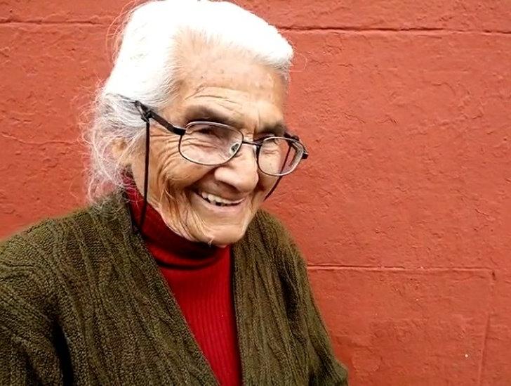 Старушка заметить. Бабушка Тэсси. Бабушка которой 125 лет. Бабушка которой 230. Бабушка связала свою копию.