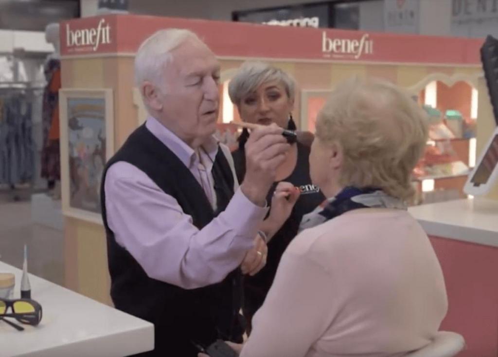 83 летний мужчина освоил профессию визажиста, чтобы помогать любимой жене быть красивой