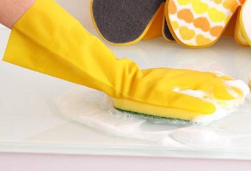 Желтые перчатки уборка металлической губкой. Чем очистить желтый пластик на кухне. Как почистить желтый пластик на душевой. Чем отмыть желтый чехол. Чем отмыть желтое в ванной