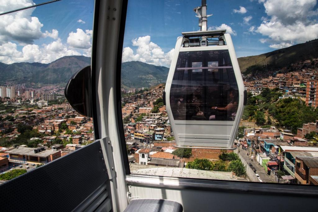 Полет над самыми опасными районами Колумбии: турист рассказал, как он прокатился по новой канатной дороге