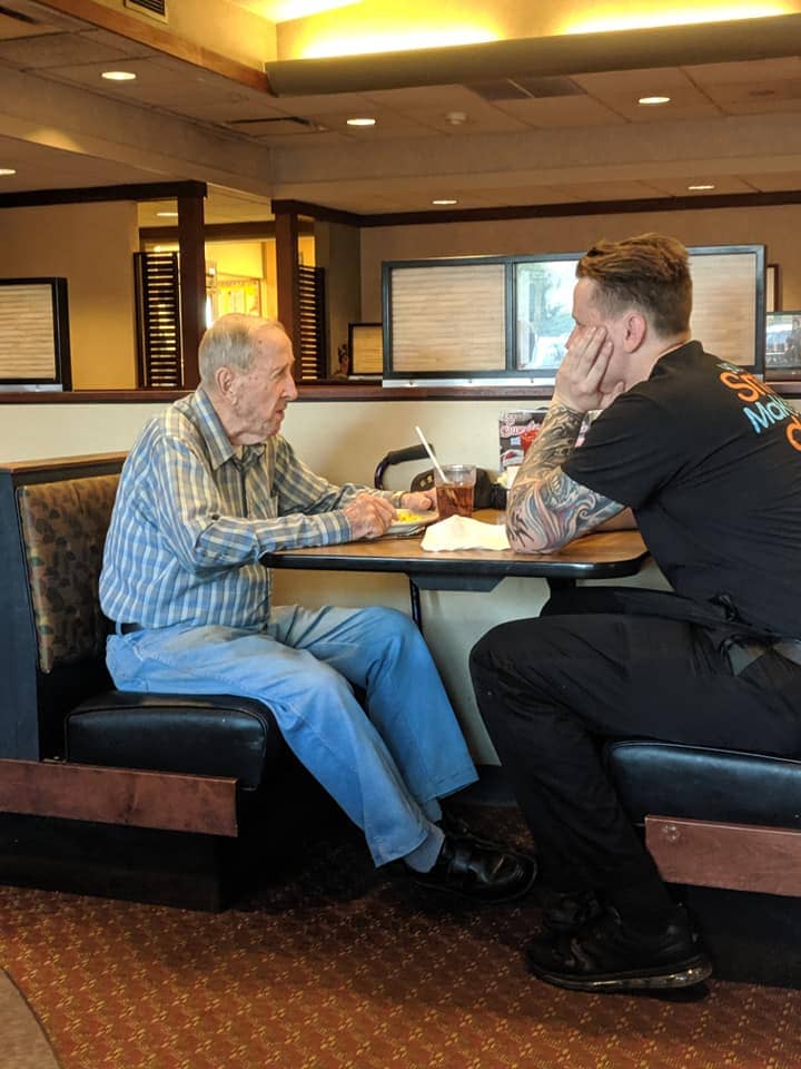 91 летний ветеран, обедавший в полном одиночестве, не ожидал, что кто то захочет составить ему компанию