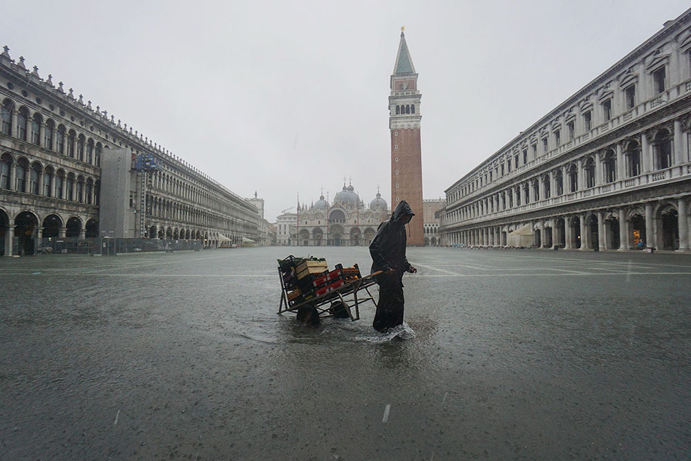 В Венеции затопило исторический центр из за рекордного подъема уровня воды