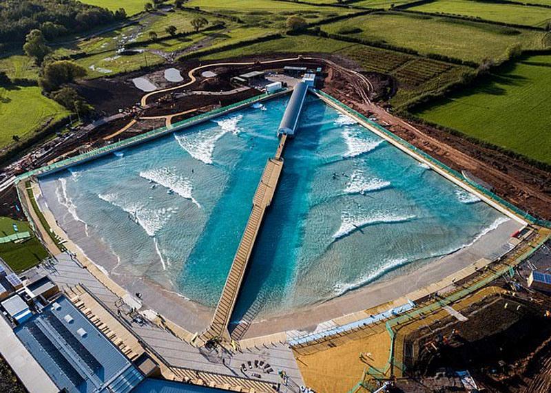 Радостное событие для серфингистов: недалеко от Бристоля построили аквапарк, в котором можно ловить волны