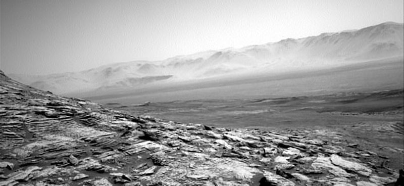 С марсохода NASA Curiosity пришли новые снимки Марса, показывающие безжизненные горные пейзажи