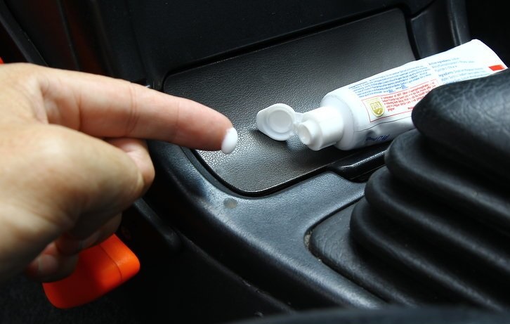 Лук, шампунь, зубная паста: домашние средства, которые помогают мне провести уборку в машине и помыть ее