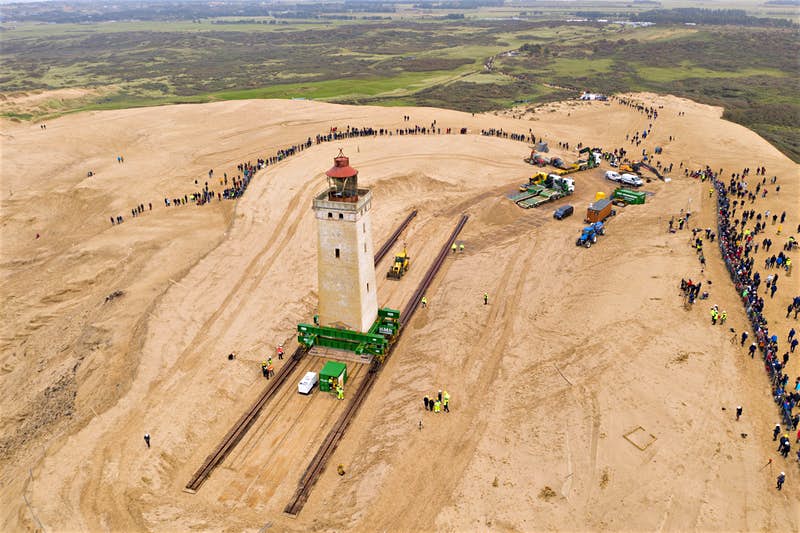 В Дании спасли 120 летний маяк от разрушения, переместив его в место с лучшими погодными условиями