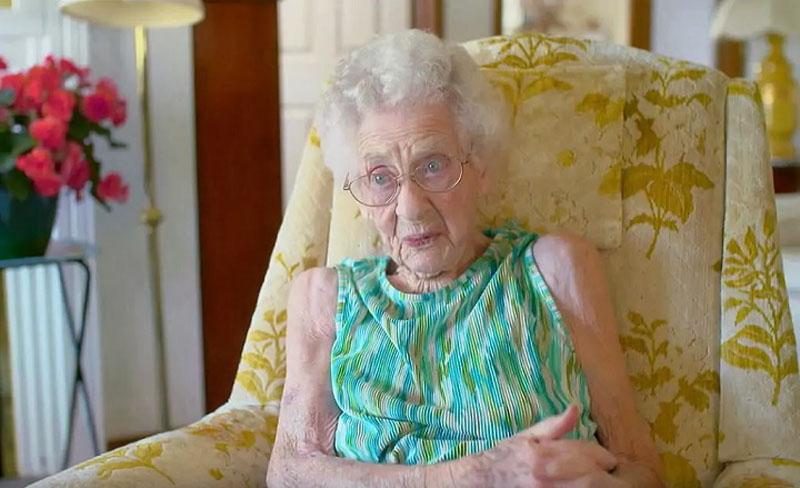 Жить, чтобы приносить радость: бабушке уже сто лет, но она продолжает шить платья, чтобы дарить их детям со всего мира