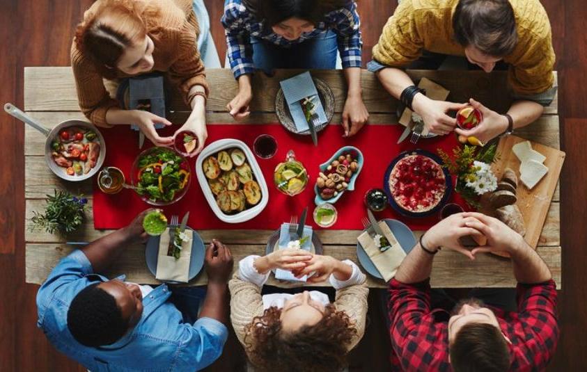 Почему нельзя желать гостям приятного аппетита: правила этикета, которые неосознанно нарушают даже самые воспитанные люди