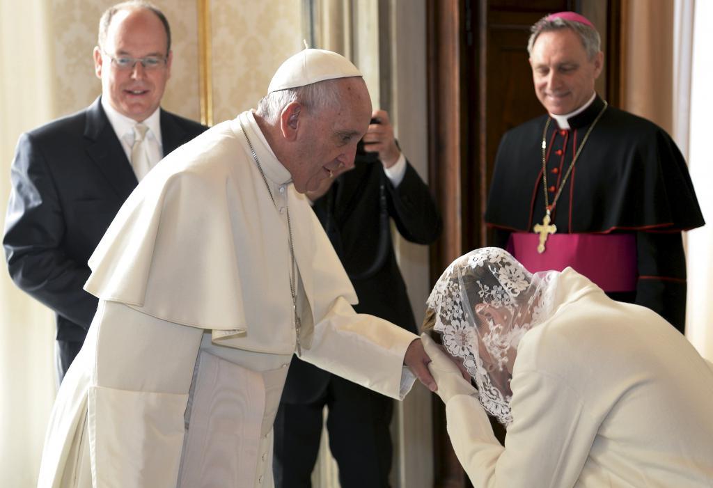 Только 7 женщин в мире имеют право одеваться в белое перед Папой Римским: кто они (фото)