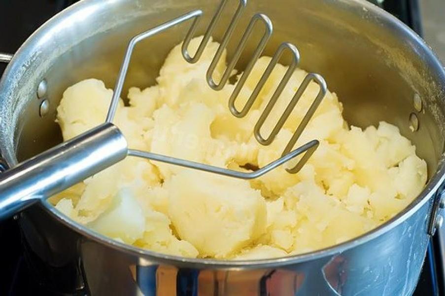 Как варить пюре на воде. Картофельное пюре в кастрюле. Приготовление картофельного пюре. Картофель пюре. Толочь пюре.
