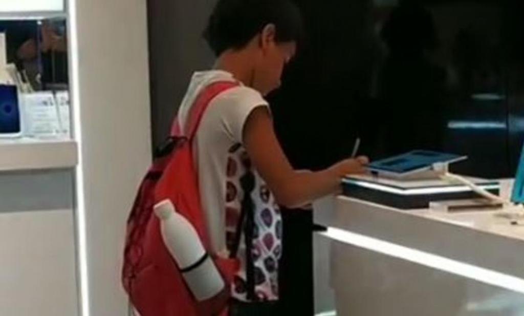 Мальчик, у которого не было дома компьютера, попросил менеджера магазина электроники разрешить ему сделать домашнее задание в торговом зале