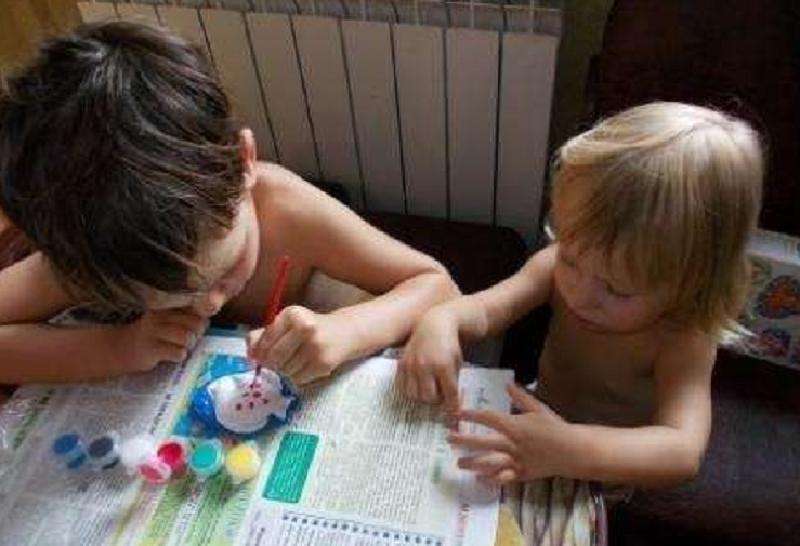 Дети любят украшать холодильник магнитиками, сделанными своими руками