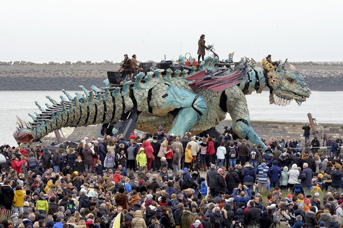 Огромный огнедышащий механический дракон участвует в театральном представлении на улицах Франции (фото)