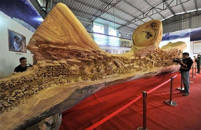Скульптор потратил 4 года, чтобы создать самое длинное в мире деревянное произведение искусства длиной более 5 метров