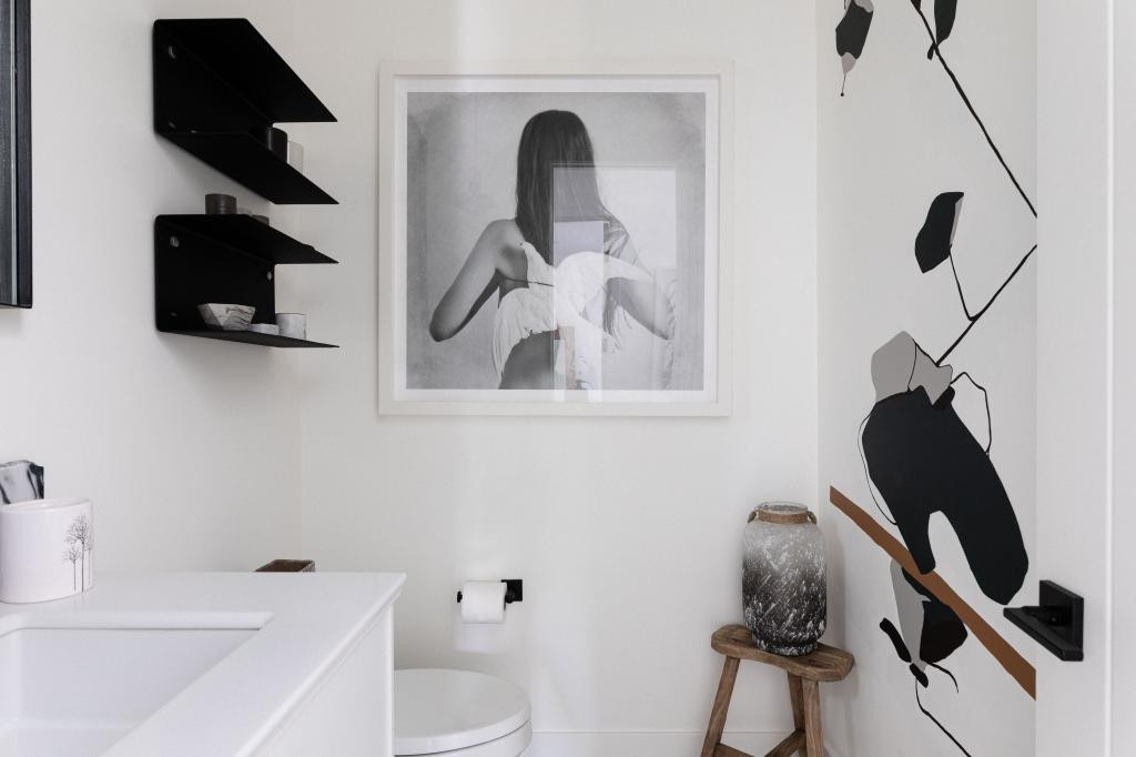 Стильная плитка, контрастная цветовая гамма и организация хранения вещей: дизайнерские советы для тех, кто хочет сделать в ванной идеальный ремонт