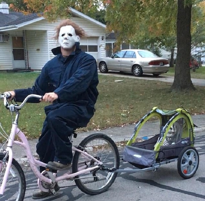Американца знают все соседи: каждый Хэллоуин он выходит на улицу в разных костюмах