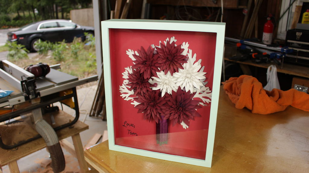 Отличный подарок на первую годовщину свадьбы: как сделать панно с красивыми бумажными цветами