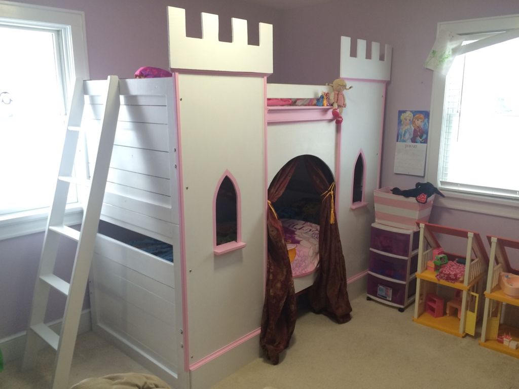 Сказка в детской комнате: как превратить обычную двухъярусную кровать в настоящий замок для принцесс