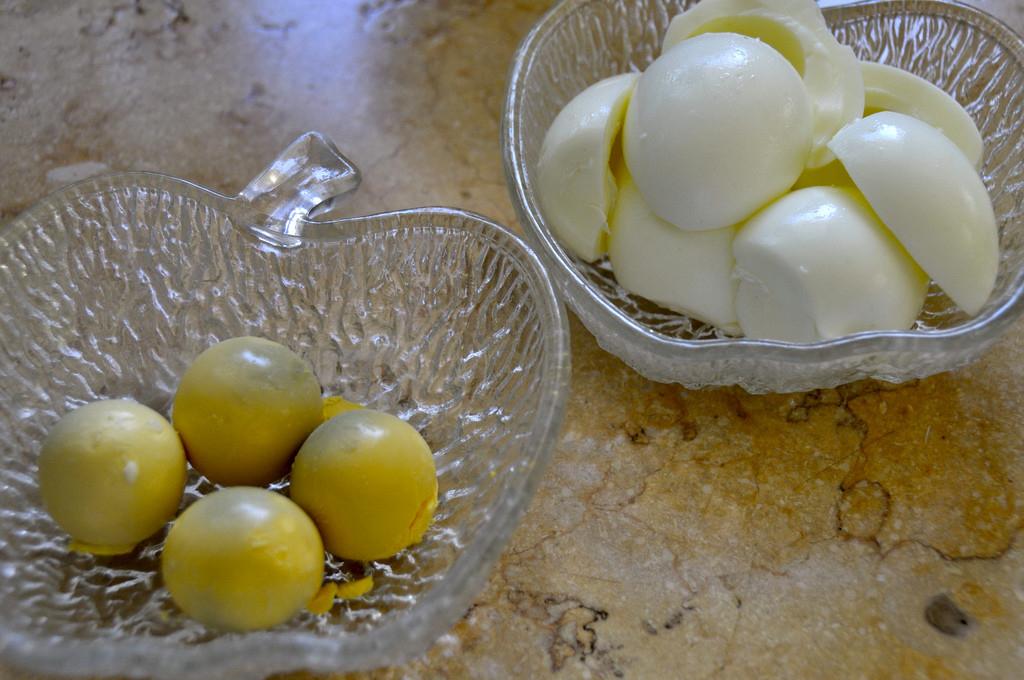 Куриные яйца полезны для будущей мамы: они содержат кальций, витамин А, витамин D, железо, минеральные вещества