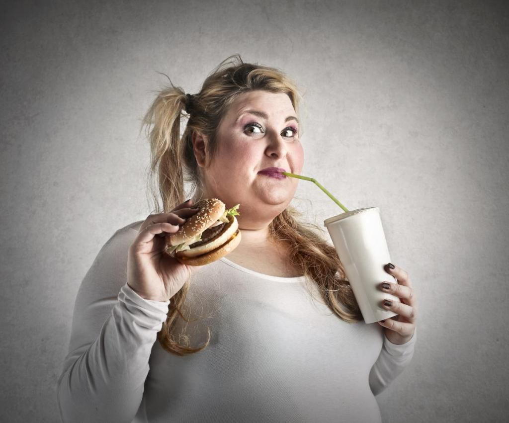 У женщин существует проблема с контролем привычек: ученые доказали, что слабой половине трудно отказаться от вредной пищи из за особенностей мозга