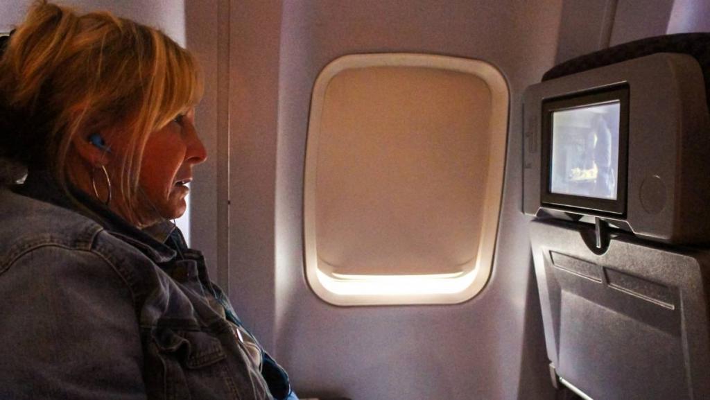 Для показа в самолетах делают особую версию кино: процесс отбора фильмов для пассажиров