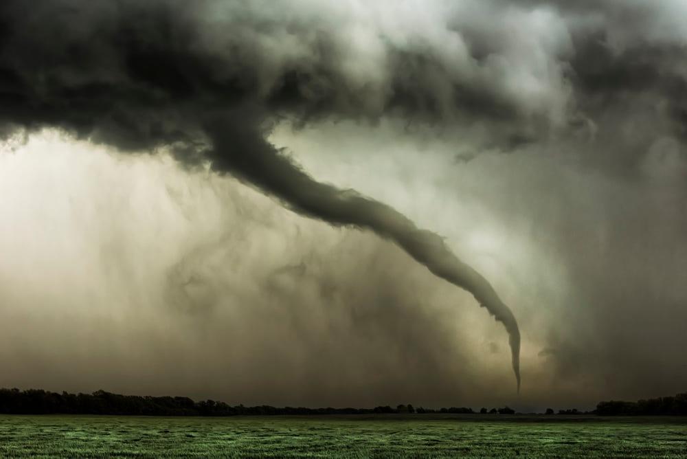 В погоне за штормом: фотограф Эрик Меола 7 лет снимал на камеру торнадо