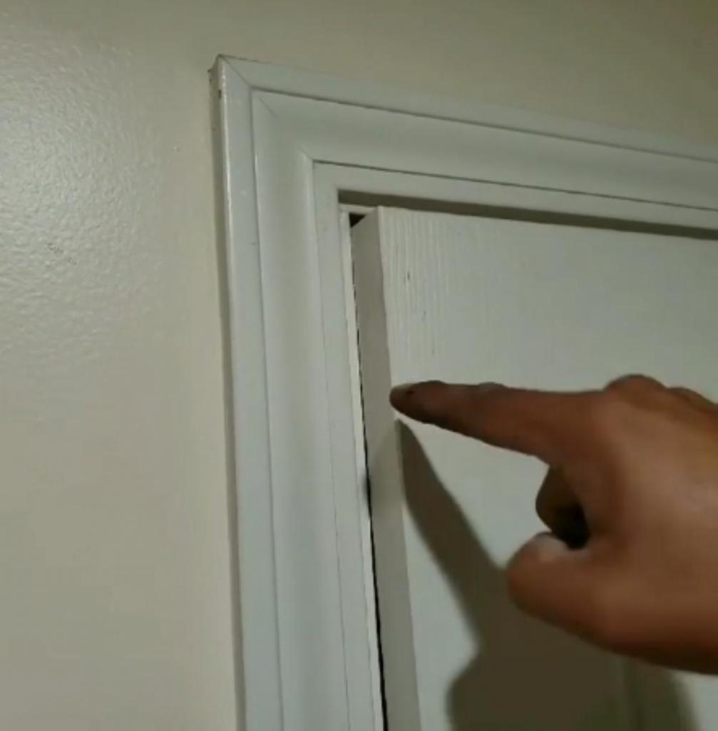 Дверь покосилась и перестала закрываться: муж починил ее за 30 секунд (видео)