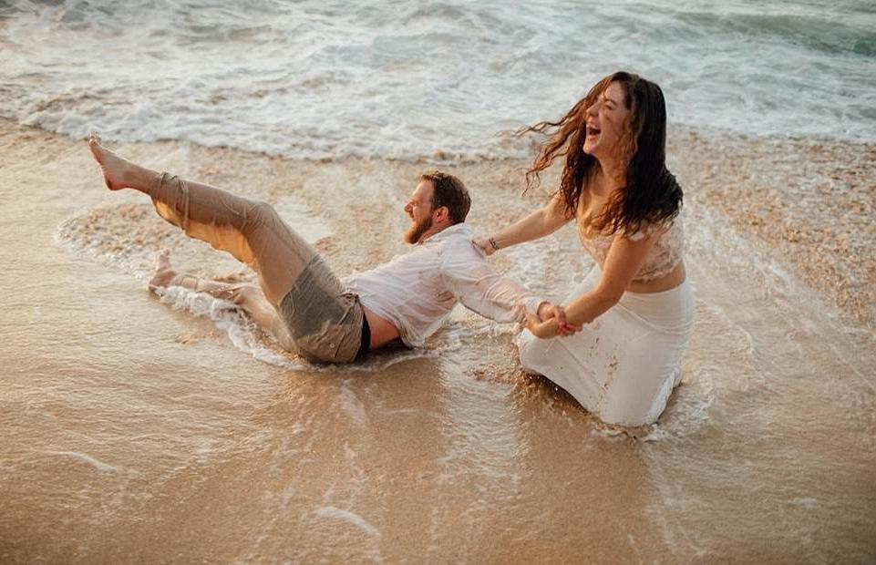 Романтическая фотосессия в воде обернулась забавным курьезом: к счастью, платье удалось спасти