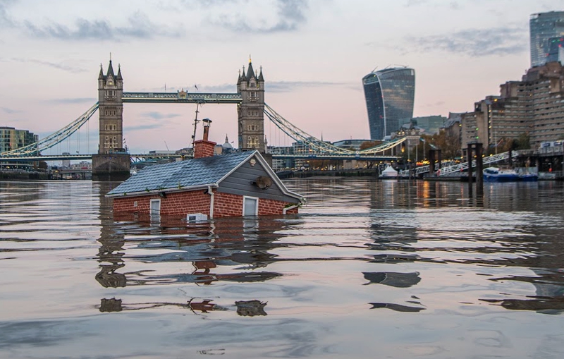 Энтузиасты решили отправить дом в плавание по лондонской Темзе, чтобы привлечь внимание общества к повышению уровня мирового океана и другим проблемам изменениям климата
