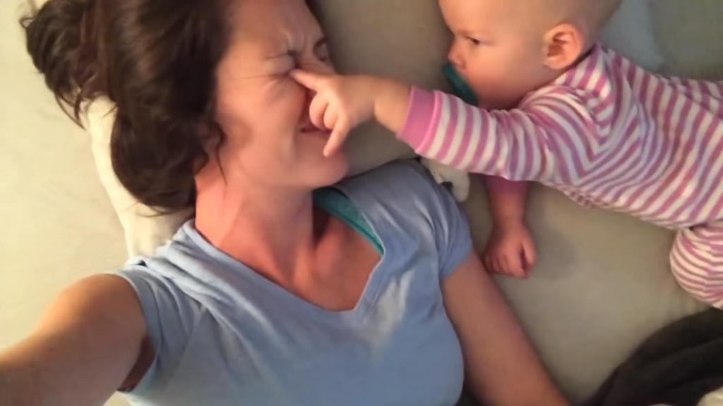 В такой ситуации была каждая мама: когда сильно хочется спать, но у ребенка другие планы (видео)