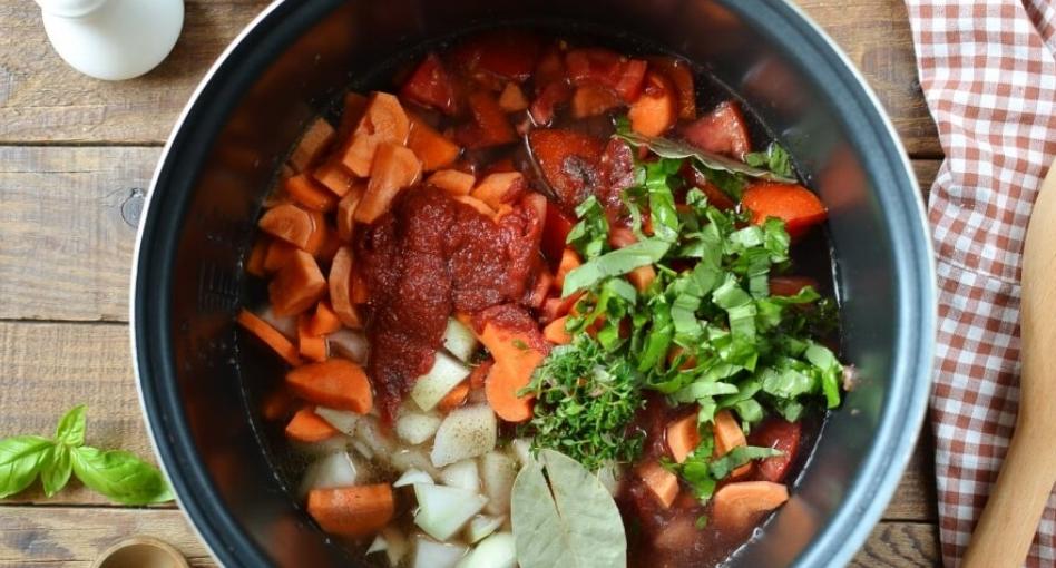 Рецепт сочной говядины на сковороде. Свиная вырезка с овощами и томатной пастой. Сочетание говядины с томатами и морковью.