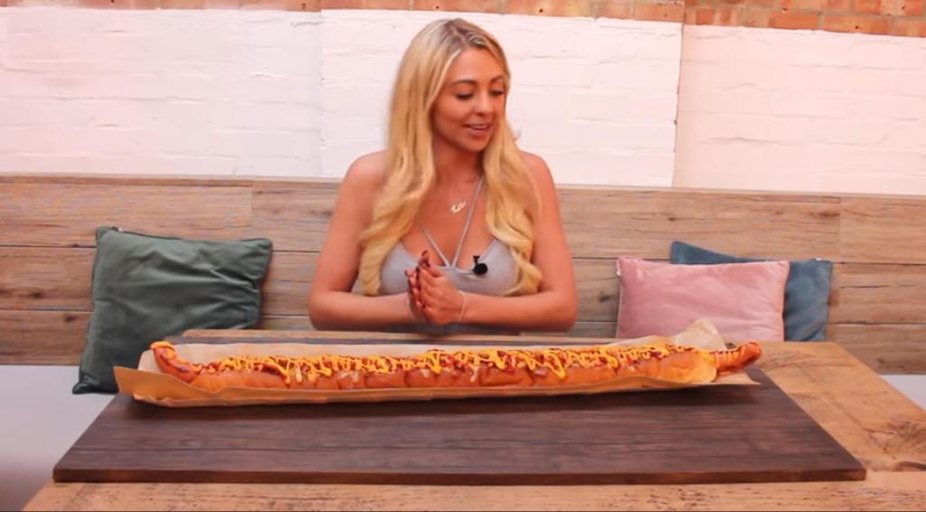 За сколько минут блондинка сможет съесть метровый хот дог (видео)