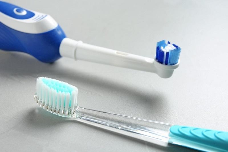Электрическая и обычная: какая зубная щетка лучше справляется со своими функциями